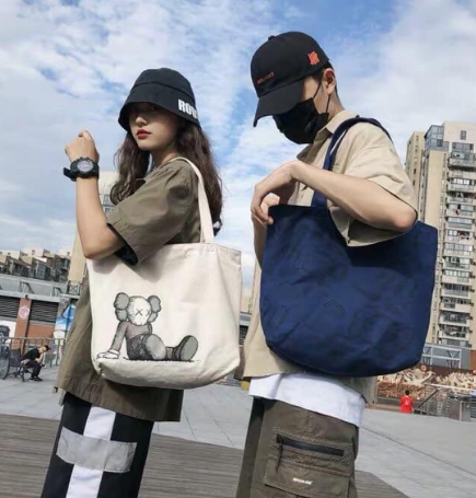 Túi vải canvas in hình Kaws gần đây được giới trẻ đặc biệt ưa thích