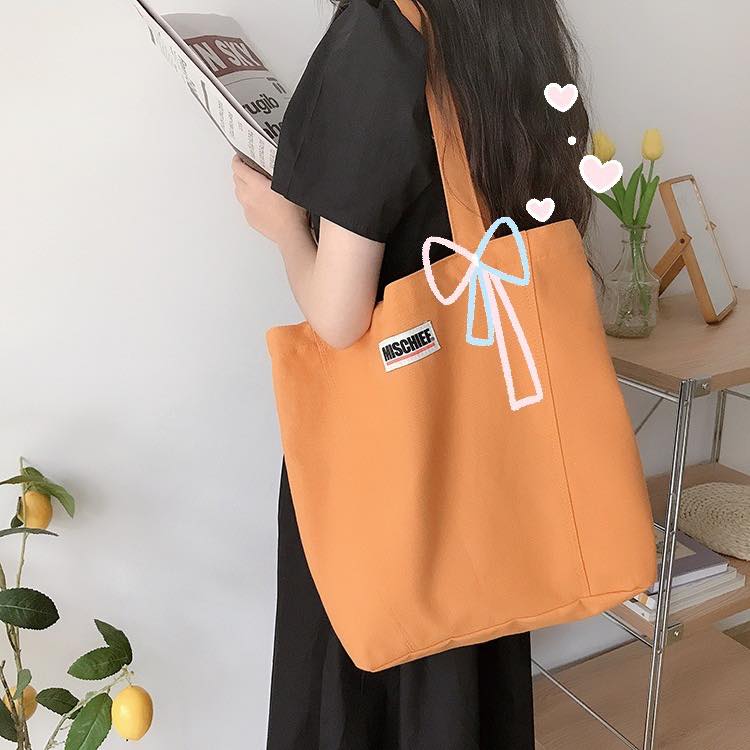 Khi tặng túi xách vải canvas cho phụ nữ sẽ chứng tỏ bạn là một người đàn ông tinh tế và luôn quan tâm sự yêu thích của phái nữ