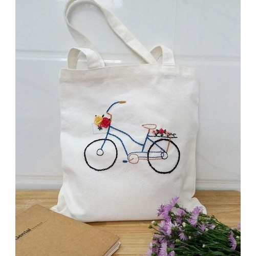 Túi vải canvas dùng để thêu phải là túi canvas trơn thì bạn mới thỏa sức sáng tạo và thể hiện sự khéo tay của mình qua việc thêu lên túi