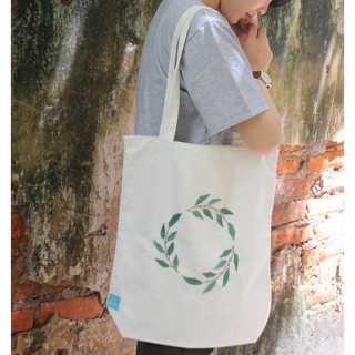 Túi vải canvas trơn không in ấn với chất liệu dễ thêu được xem là nguồn cảm hứng sáng tạo của nhiều bạn trẻ