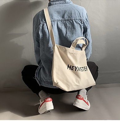 Một chiếc túi vải canvas với chiếc áo sơmi là một sự lựa chọn hoàn toàn thích hợp cho nam giới