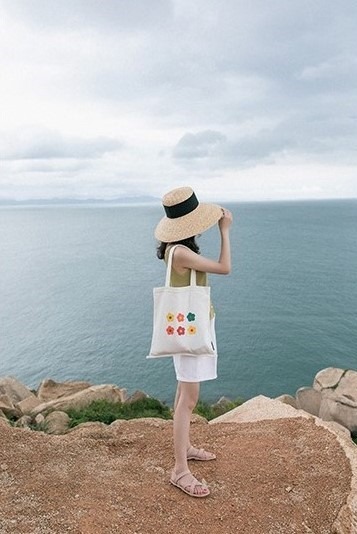 Chiếc túi đang xuất hiện dày đặc trên những bức ảnh street style của các tín đồ thời trang từ Đông sang Tây thời gian này.