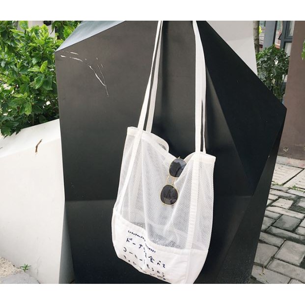 Với tote lưới vô cùng phá cách, độc đáo trong nháy mắt bạn sẽ trở thành một fashionista chính hiệu