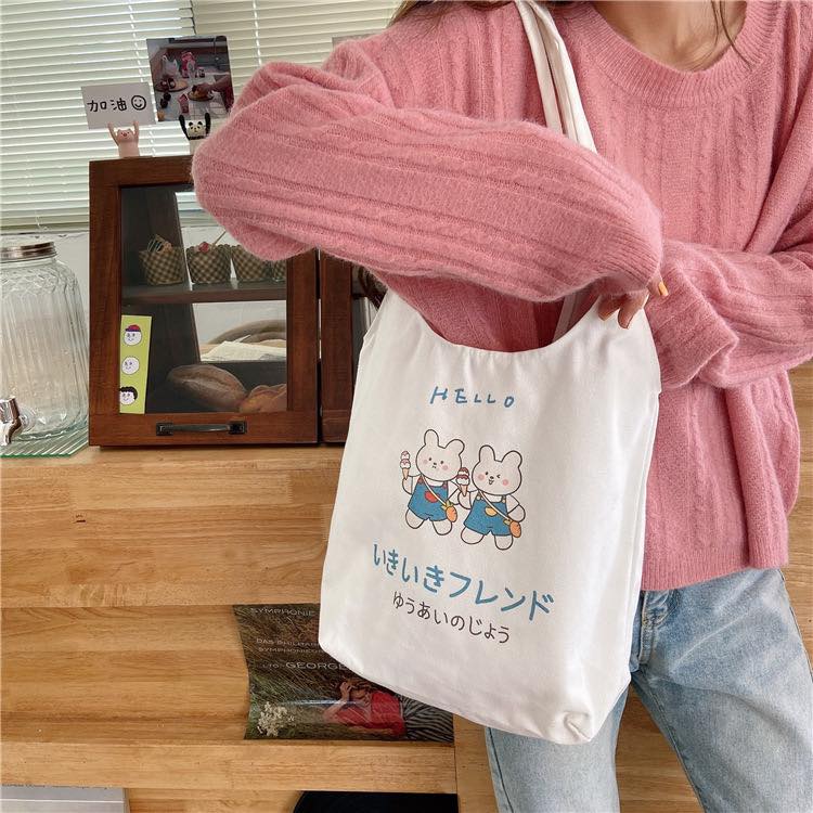 Túi vải canvas màu trắng in hình ảnh, chữ lên túi bắt mắt, nổi bật, có thiết kế đơn giản, phong cách trẻ trung, cực kì tiện dụng