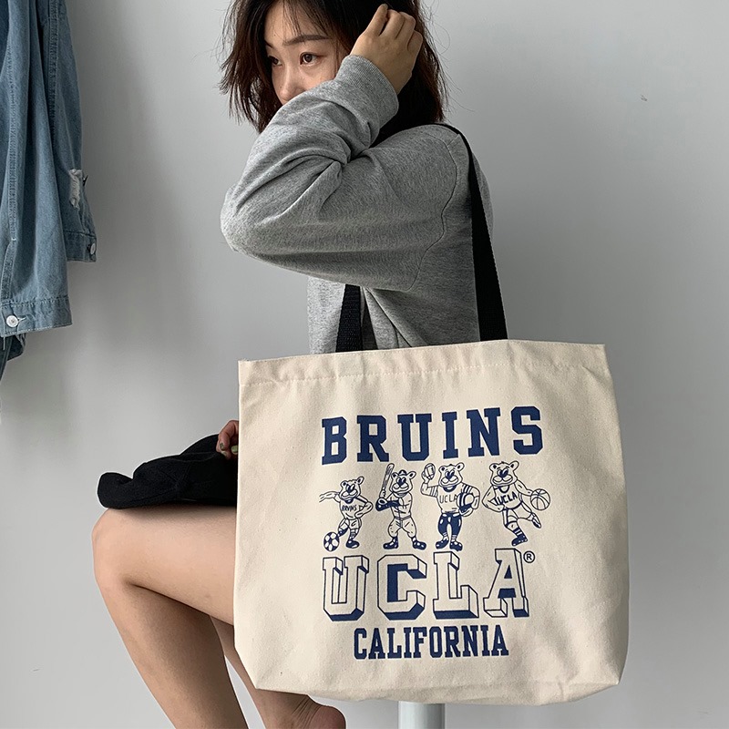 Việc trang trí họa tiết trên nền túi vải canvas vừa tạo nên sự độc đáo, vừa tạo một nét riêng vừa thời trang.