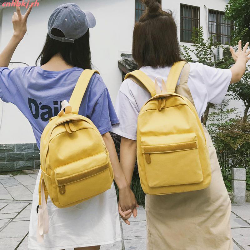 Năm nay màu vàng mù tạt là một trong những gam màu được yêu thích trong các sản phẩm thời trang nói chung và không ngoại trừ balo