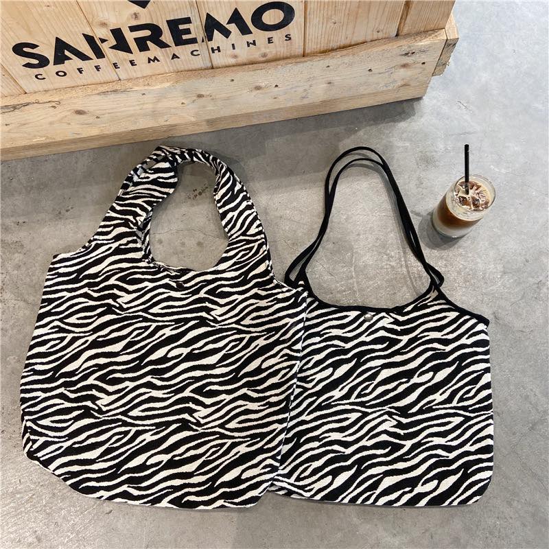 Những chiếc túi vải canvas họa tiết ngựa vằn là lựa chọn tuyệt vời