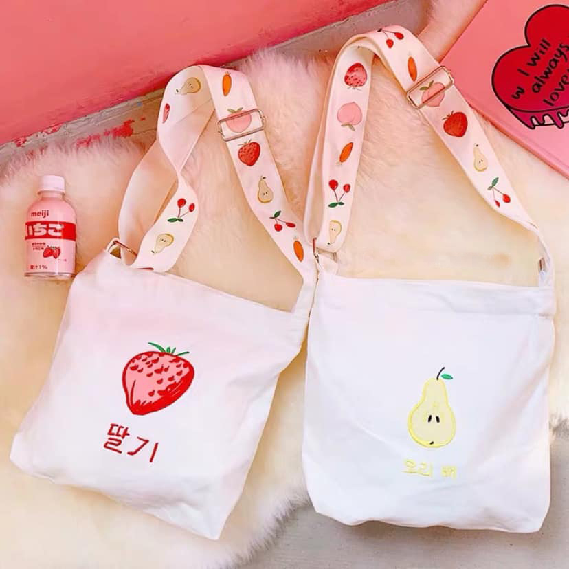 Thao tác sử dụng dễ dàng, cất giữ đơn giản, kiểu dáng hiện đại, tiện dụng túi vải canvas giúp bạn đựng được nhiều vật dụng mỗi khi ra ngoài.