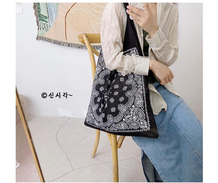 Chất liệu bền chắc, thiết kế thông minh, thao tác sử dụng đơn giản, kiểu dáng và họa tiết bắt mắt, ấn tượng