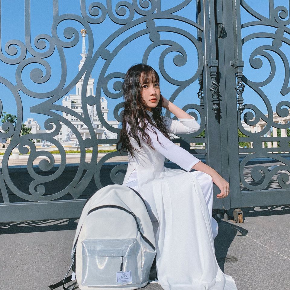 Balo màu trắng vải canvas giúp outfit áo dài được cool hơn