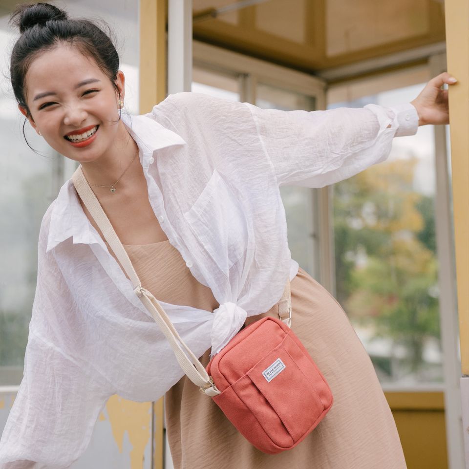 Túi canvas đeo chéo Cracker có vai trò rất lớn trong đời sống của mọi người, giúp cho cuộc sống trở nên thuận tiện và dễ dàng hơn.