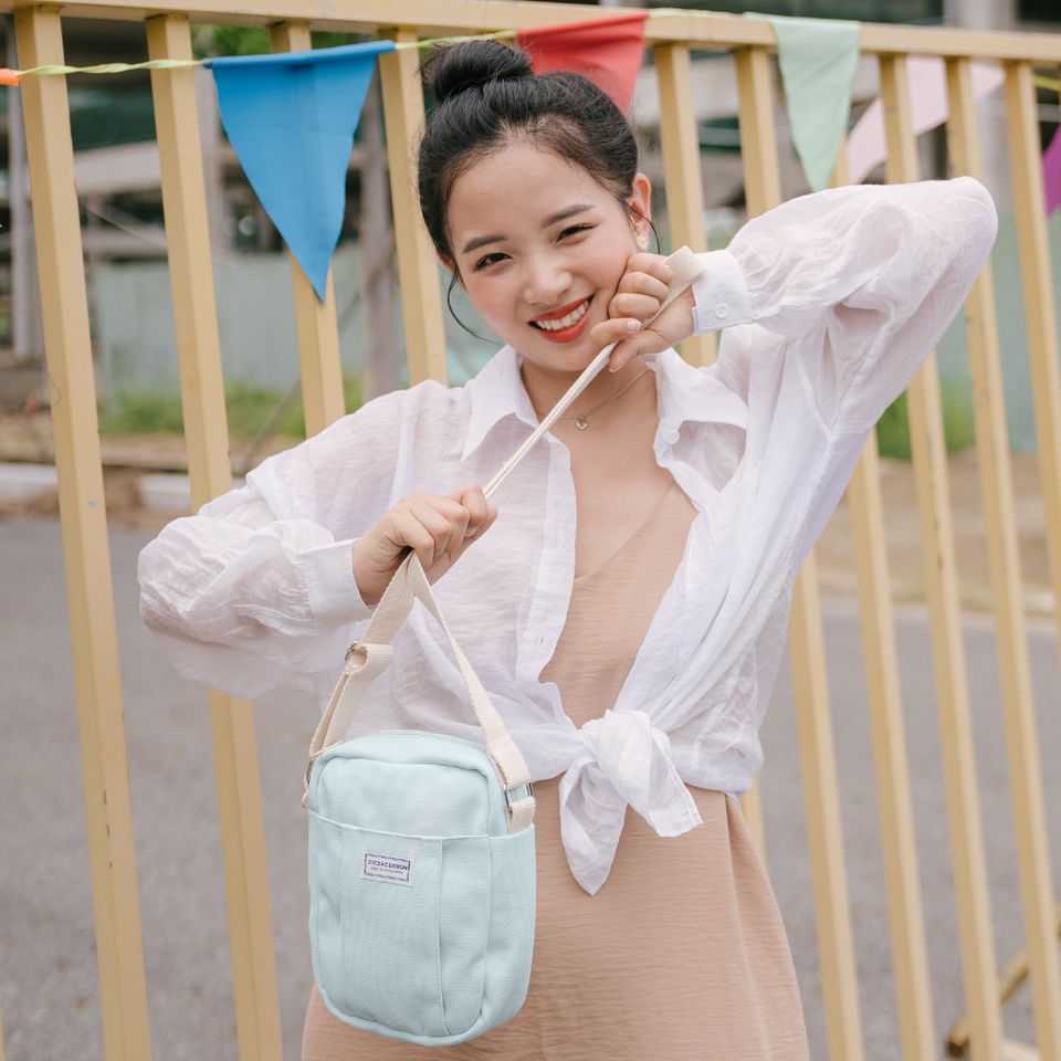 Túi đeo chéo Cracker bằng vải canvas là kiểu túi thời trang, vừa đựng được mọi vật dụng cần thiết vừa sành điệu.