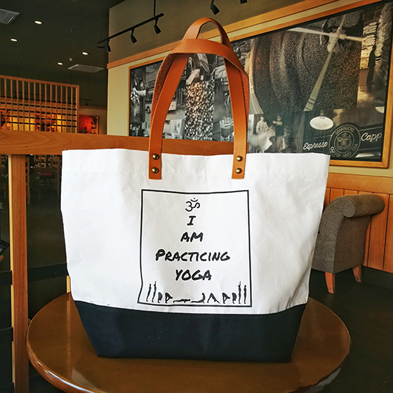 Một chiếc túi canvas đẹp mắt, tiện dụng cùng nội dung in ấn ý nghĩa sẽ là lời cảm ơn chân thành gửi đến các thầy cô giáo trong ngày này