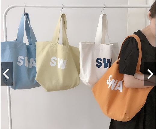 Với sự đơn giản, tiện dụng, thời trang của mình, túi vải canvas in dòng chữ SWA gần đây được giới trẻ đặc biệt ưa thích.