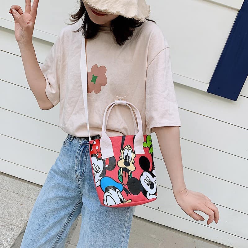 Túi vải canvas đeo chéo mini gấu trúc là dòng sản phẩm vượt trội về chất lượng lẫn kiểu dáng, mẫu mã.
