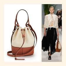 Túi vải bucket là kiểu túi phù hợp với đa số mọi độ tuổi và phong cách sống.