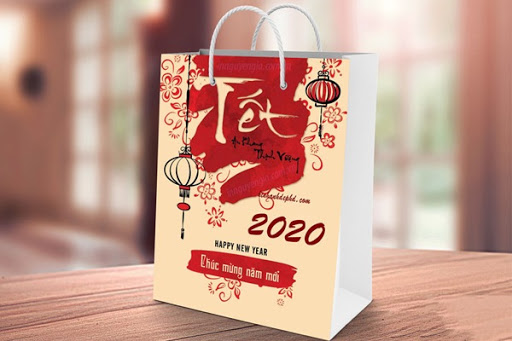 Túi giấy chúc mừng năm mới được ưa chuộng làm túi đựng quà vào mùa tết bởi sự an toàn và tiện lợi