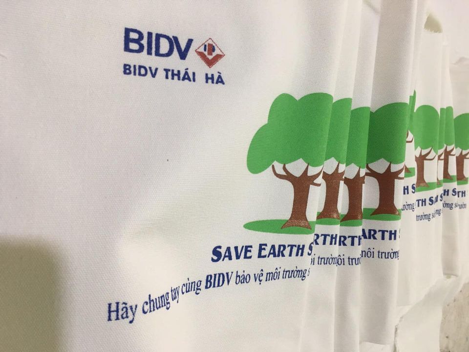 So với những phương pháp quảng cáo truyền thống, túi vải thân thiện với khách hàng hơn rất nhiều.