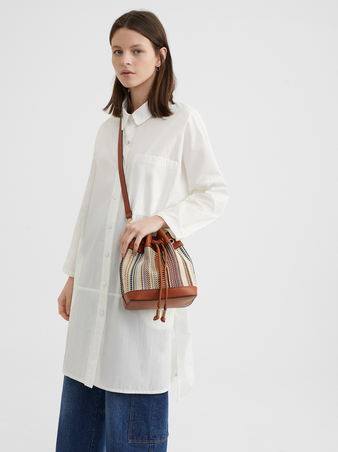 Với mỗi cách đeo túi vải Bucket sẽ mang tới phong cách thời trang khác nhau và phù hợp với nhu cầu sử dụng khác nhau