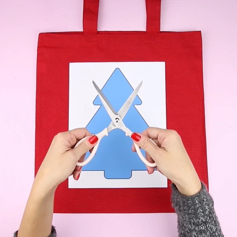 Sau khi cắt tay cầm túi vải canvas, bạn đã có sẵn một mẫu gối noel để trang trí siêu cute