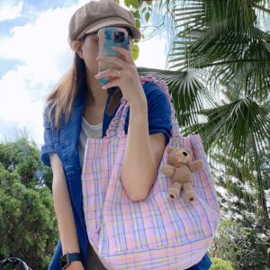 Hãy bổ sung vào danh sách phụ kiện của mình chiếc túi xách vải canvas ca-rô dây nhún thật sành điệu và cá tính này nhé
