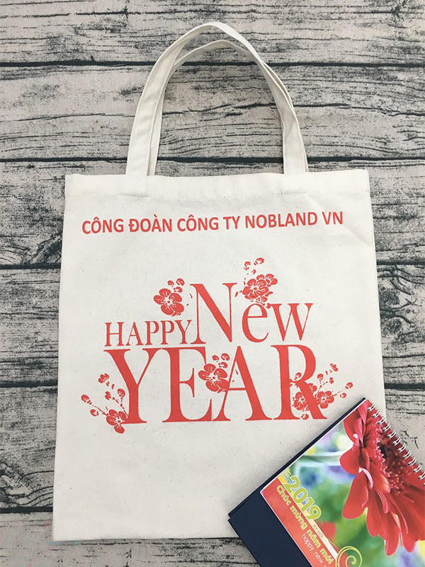 Thông qua gợi ý các kiểu túi vải canvas sử dụng cho dịp Tết sẽ giúp mọi người thêm nhiều ý tưởng làm đẹp cho ngày xuân.