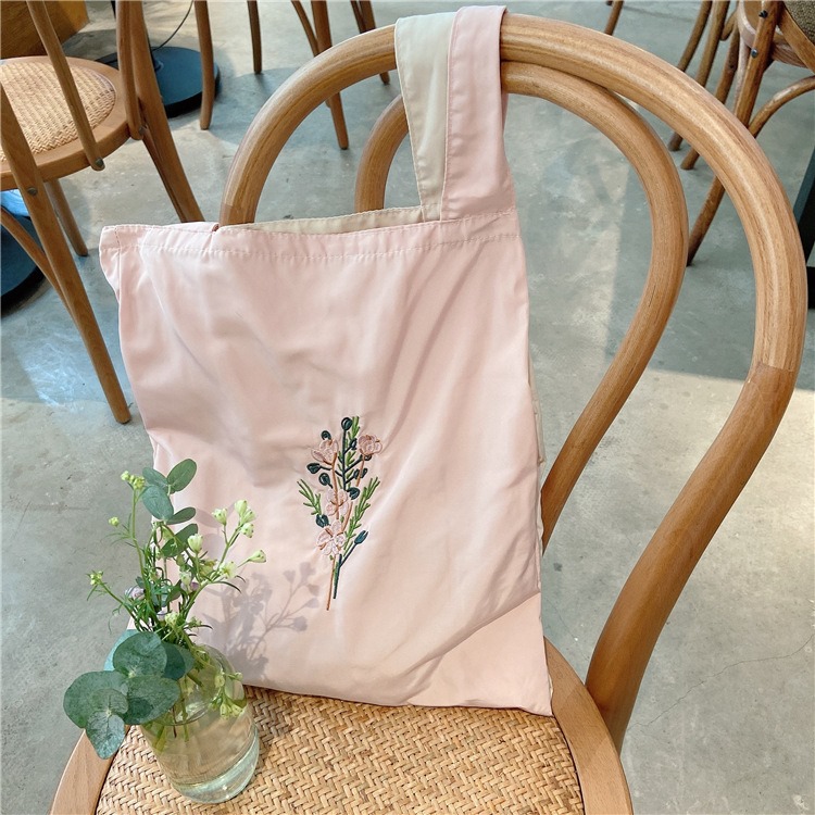 Sử dụng túi xách vải canvas thêu hoa sử dụng 2 mặt không chỉ tiện dụng, hợp trend mà còn góp phần không nhỏ trong khoản bảo vệ môi trường nữa.