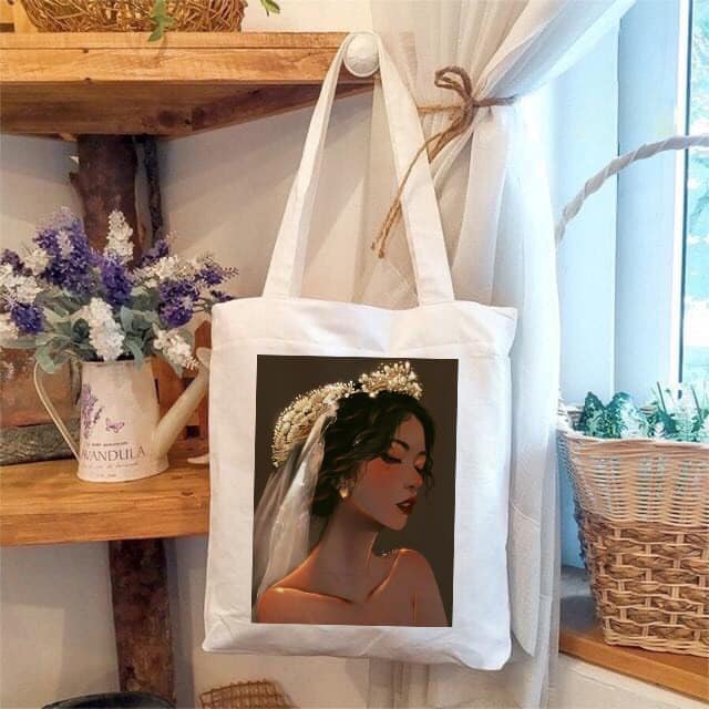 Phái nữ chọn túi tote canvas là phụ kiện đi kèm, cực yêu và mang lại cảm giác trendy vô cùng.