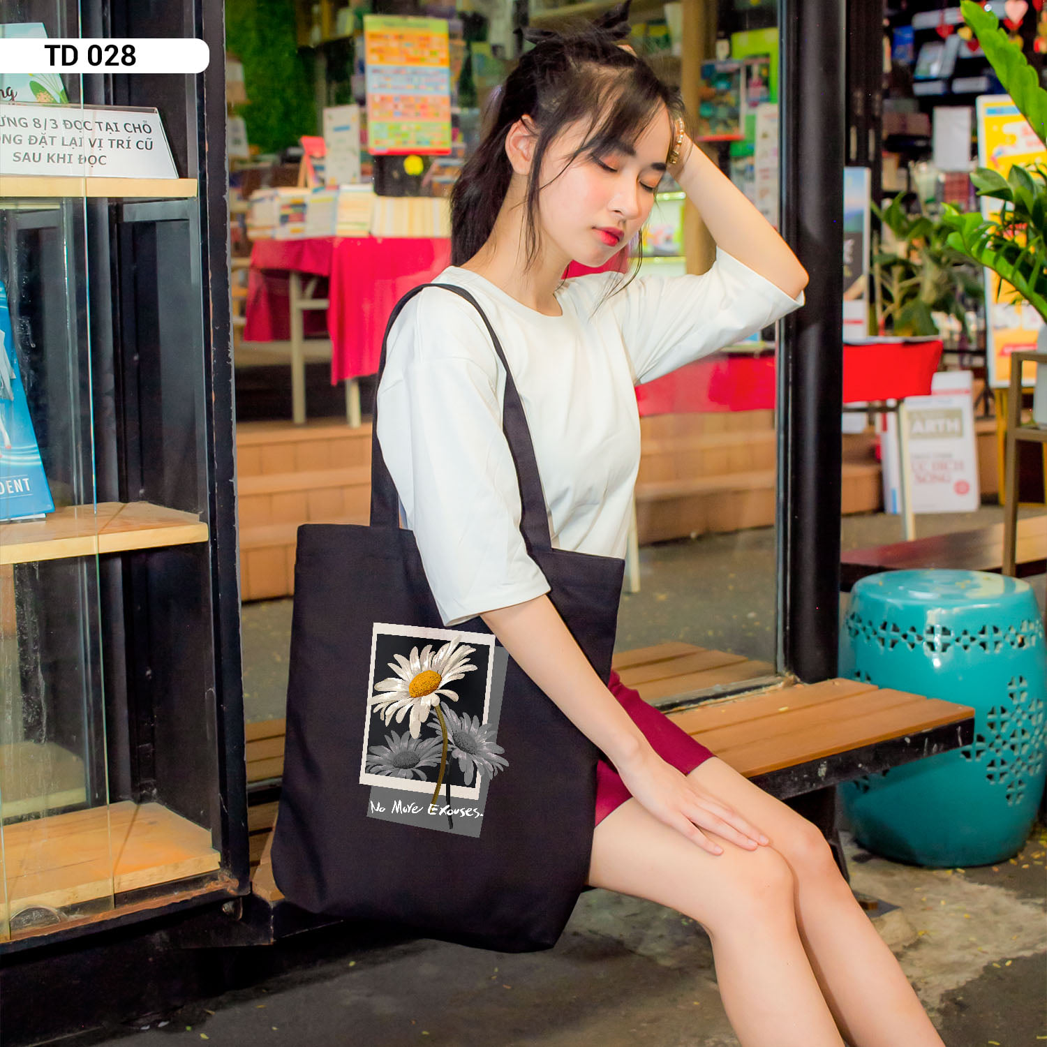 Túi canvas màu đen mang phong cách thời trang cá tính mạnh, là phụ kiện thời trang không thể thiếu dù bạn là nam hay nữ