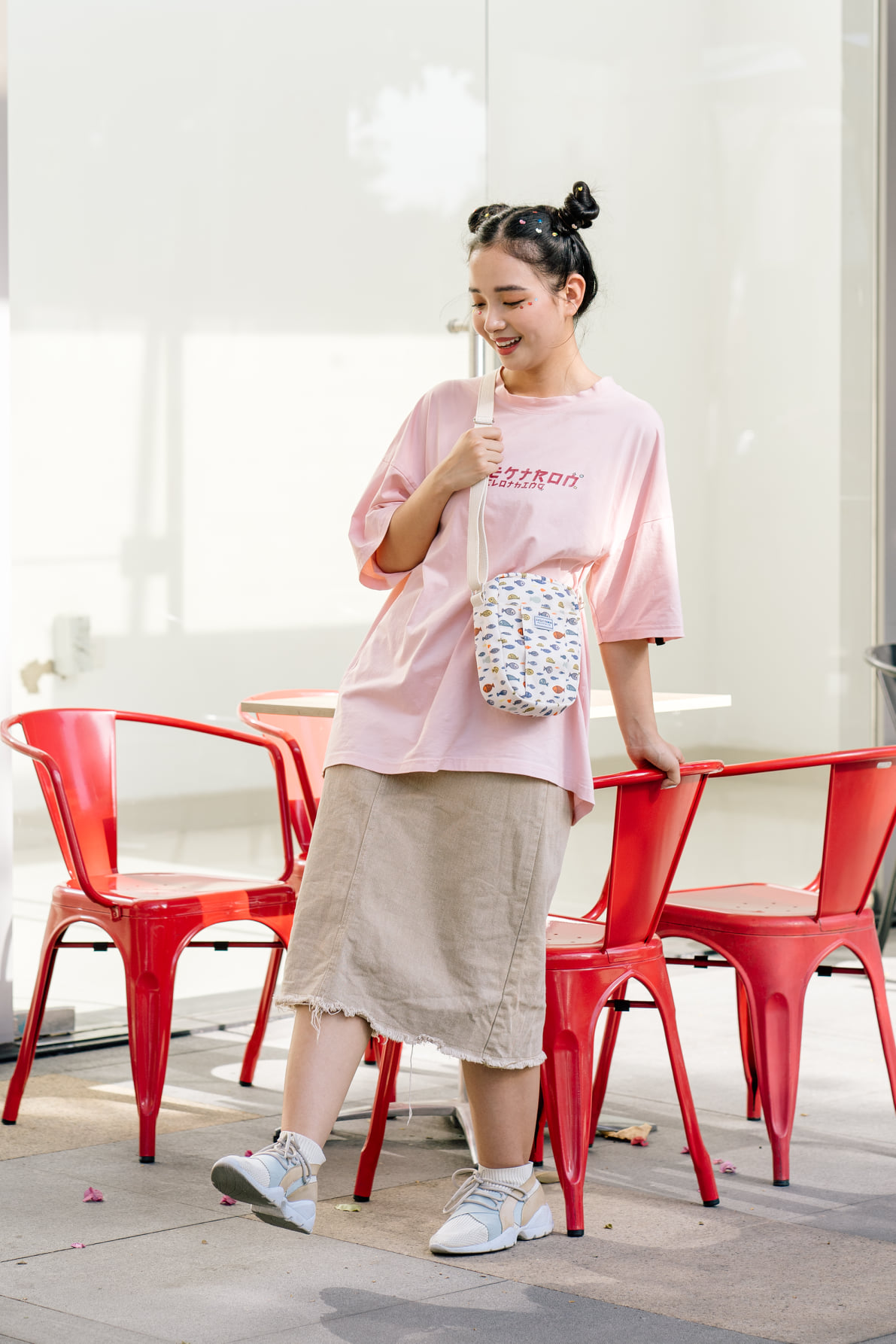 Túi đeo chéo Cracker bằng vải canvas là kiểu túi thời trang, vừa đựng được mọi vật dụng cần thiết vừa sành điệu.