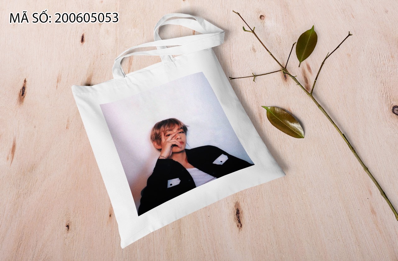 Túi canvas được in hình in rõ nét, đầy màu sắc bắt mắt hình ảnh của các thần tượng vừa thời trang vừa tiện ích