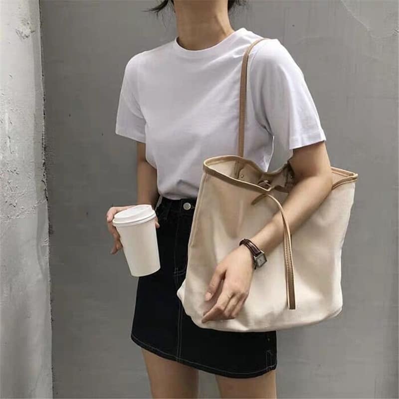 Túi xách vải canvas vừa nhẹ nhàng vừa cá tính là sự lựa chọn của nhiều các bạn nữ hiện nay