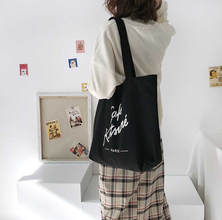 Túi tote canvas màu đen mang đến sự thoải mái cho người dùng, là phụ kiện thời trang không thể thiếu dù bạn là nam hay nữ