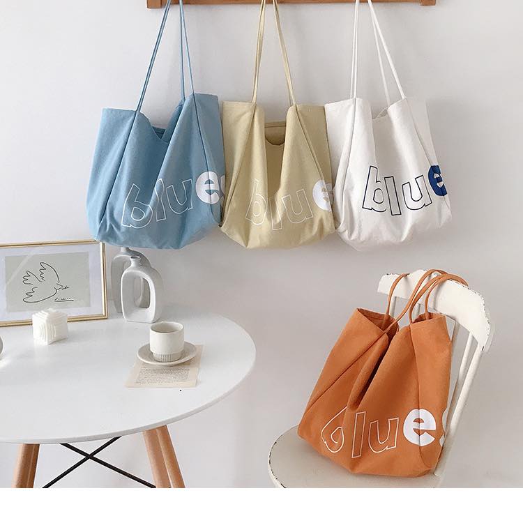 Chiếc túi vải canvas là một lựa chọn hoàn hảo vừa tiện dụng lại vừa thời trang cho ngày đầu năm mới
