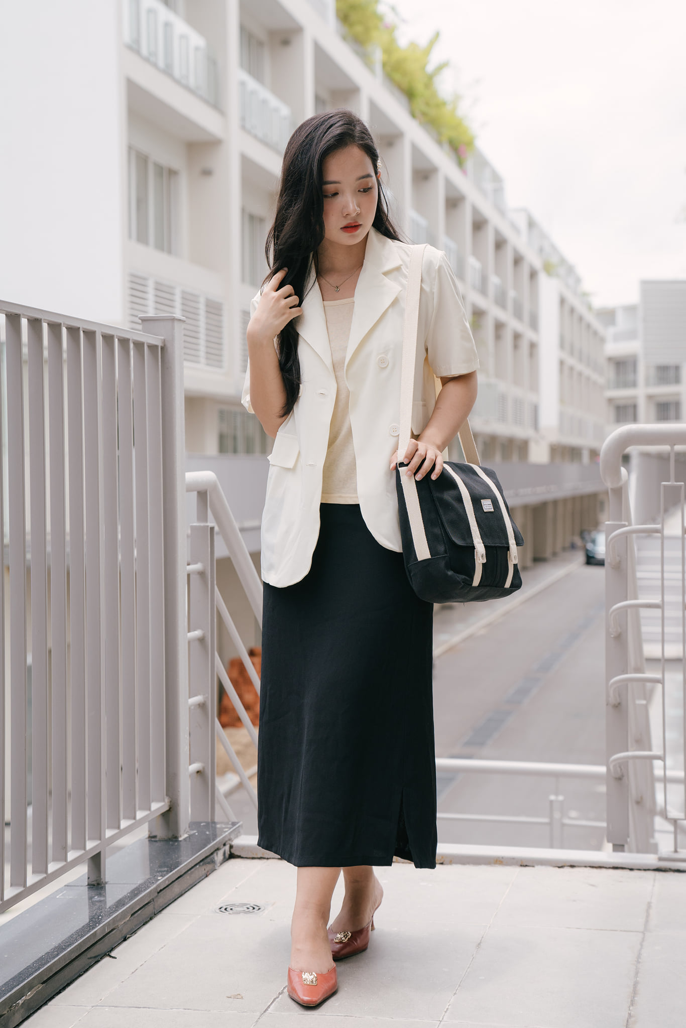 Đơn giản, đẹp, trẻ trung, thanh lịch với túi vải canvastone đen phối trắng