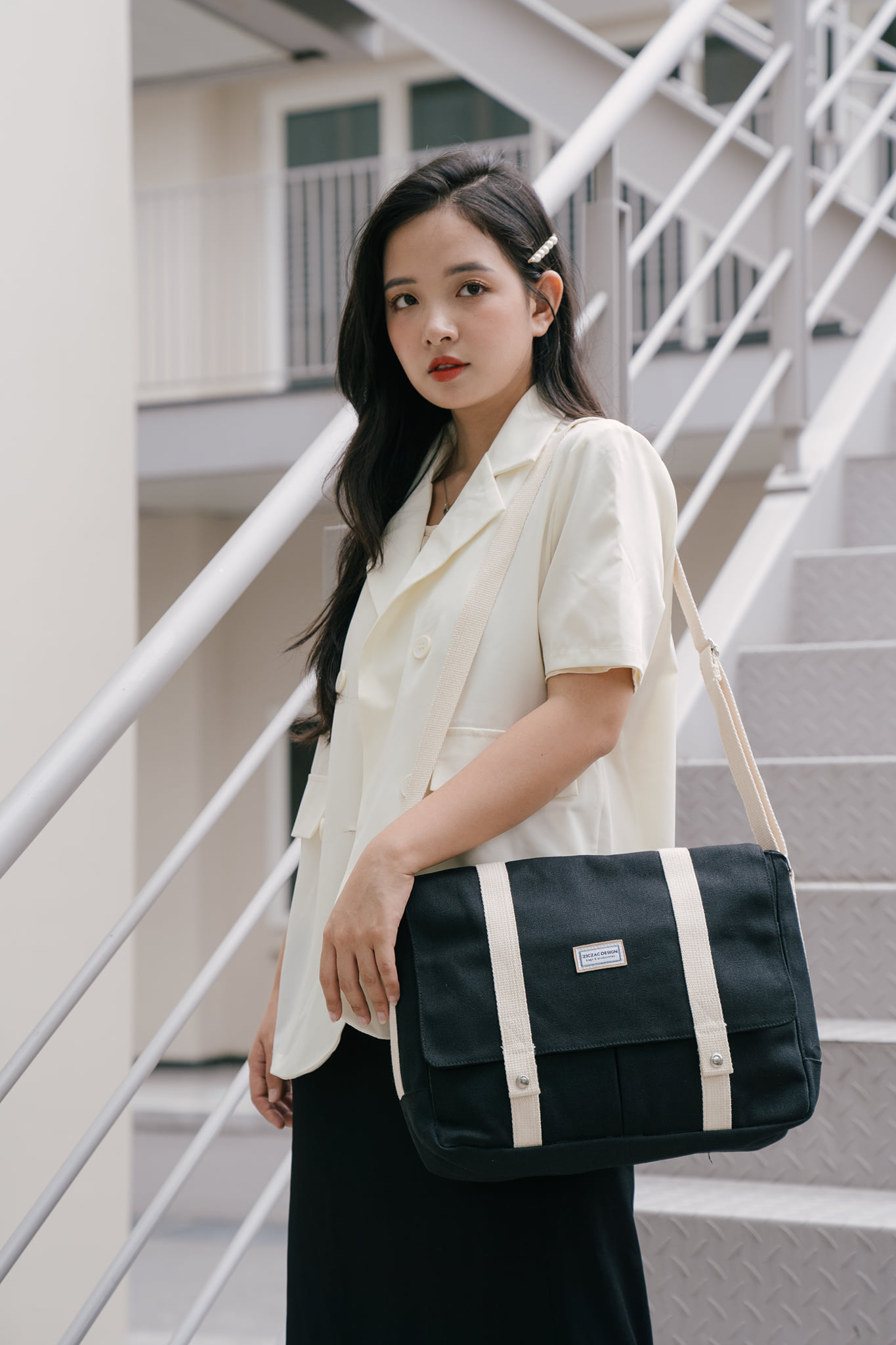 Túi xách canvas kiểu dáng tinh tế, sang trọng kết hợp với trang phục mang tới phong cách thanh lịch