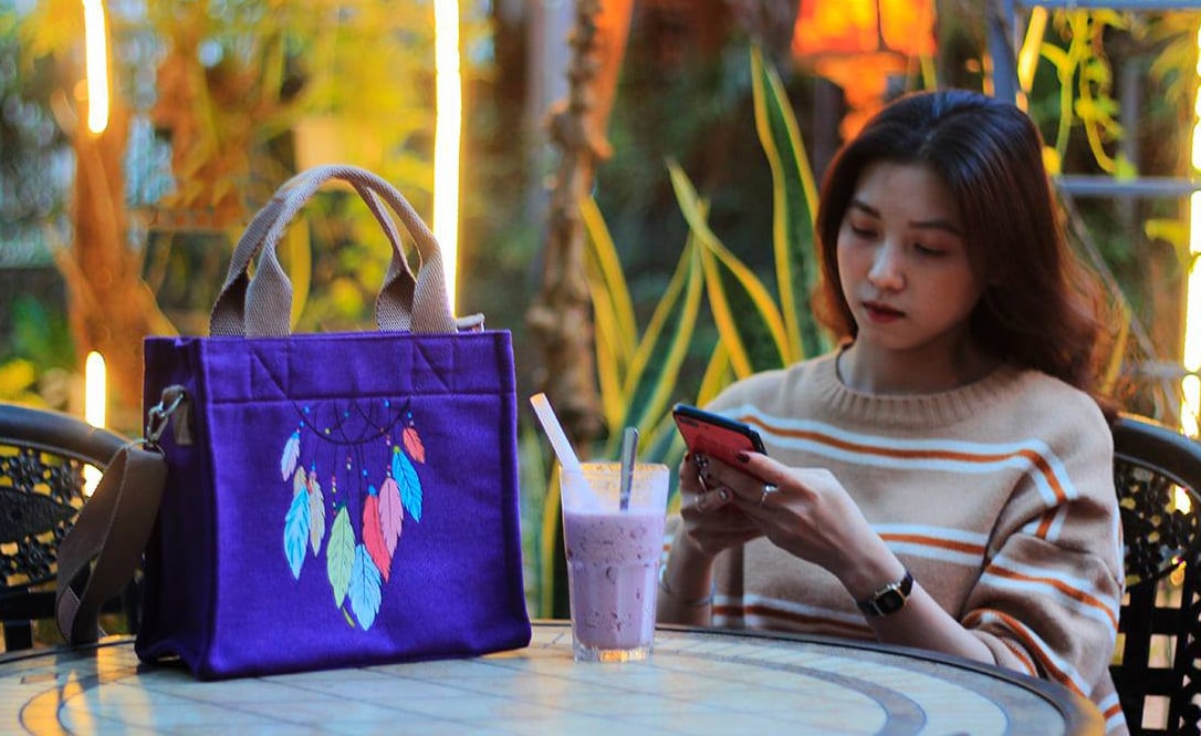 Chiếc túi xách canvas vẽ tay đang là xu hướng thời trang hot nhất vì sự tiện dụng, độc đáo và cá tính của nó