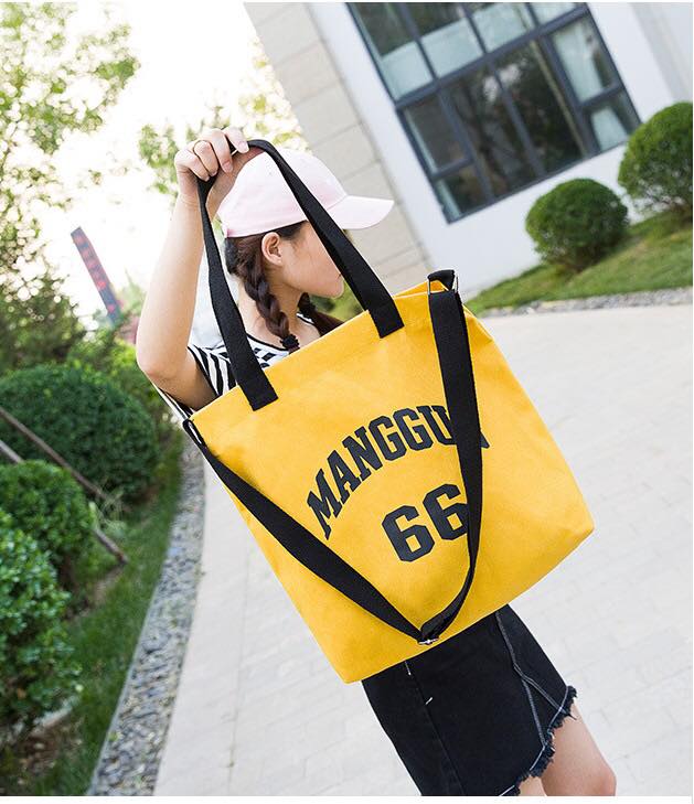Những chiếc túi tote canvas forrm thể thao đã trở thành phụ kiện không thế thiếu của các bạn nữ, nhất là các nàng mê xê dịch, năng động
