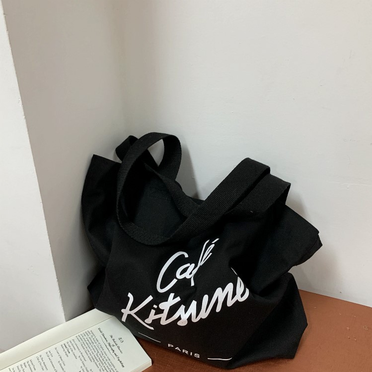 Túi tote canvas màu đen với thiết kế thông minh và tiện dụng và bắt mắt với dòng chữ in mang đến sự thẩm mỹ cao giúp bạn làm nổi bật lên trang phục hàng ngày
