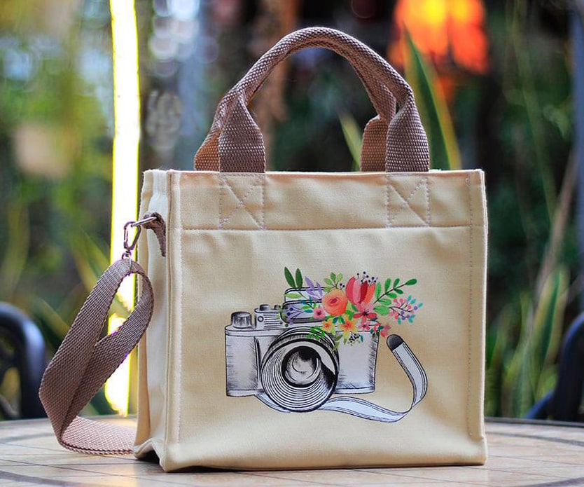 Một chiếc túi canvas vẽ tay tạo điểm nhấn cho trang phục của bạn.