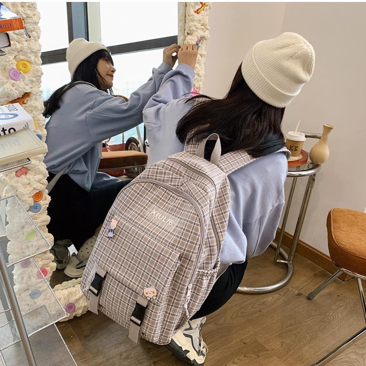 Balo vải canvas họa tiết caro với các màu sắc hot trend 2021 đang là sản phẩm được các bạn trẻ săn lùng thời gian gần đây
