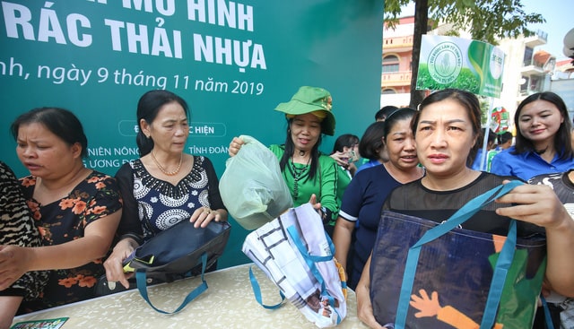 Các loại túi vải môi trường, túi sinh học là sản phẩm hữu ích giúp việc đi chợ của các bà nội trợ trở nên thoải mái hơn