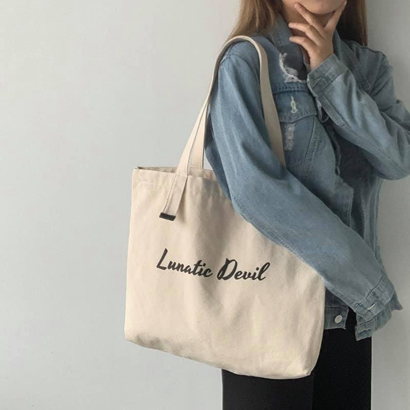 Đảm bảo bạn sẽ muốn sắm ngay một chiếc túi tote vải canvas để cùng mình “đi khắp thế gian” với những tiện ích của nó mang lại
