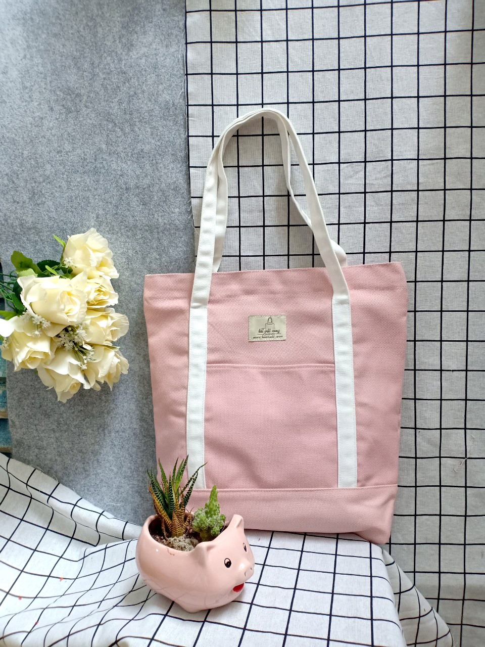 Túi vải canvas phối màu quai xách là một phụ kiện không thể thiếu vừa giúp đựng các vật dụng cá nhân, vừa là phụ kiện làm đẹp cho bản thân
