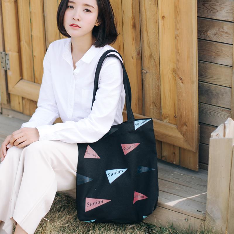 Nếu yêu thích cái đẹp và sự đơn giản - tiện dụng thì không thể bỏ qua chiếc túi tote canvas này