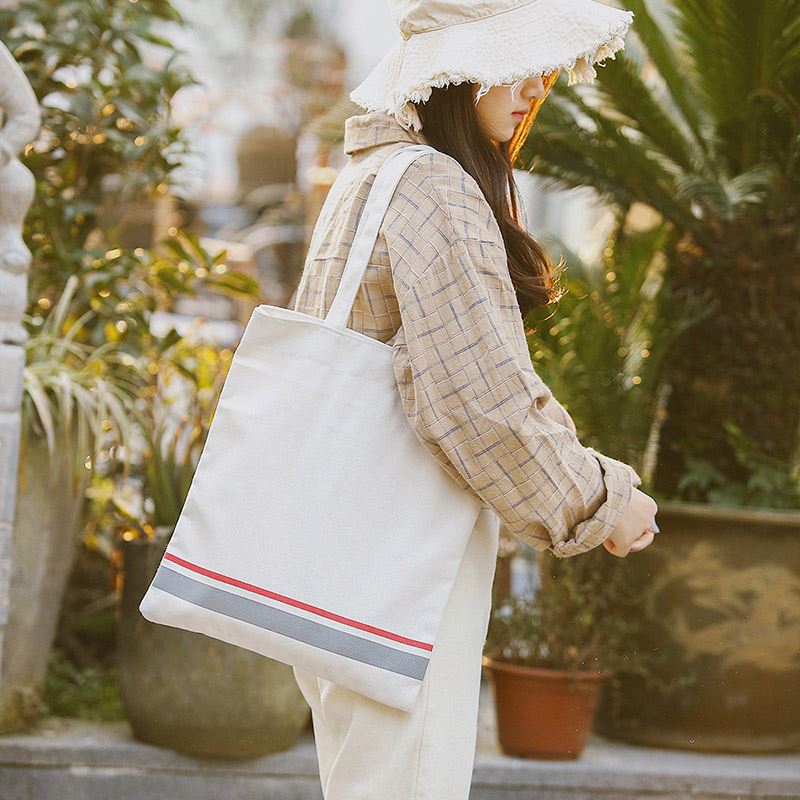 Hình dáng của thân túi tote canvas vuông là hình chữ nhật đứng được may tạo thành các góc vuông