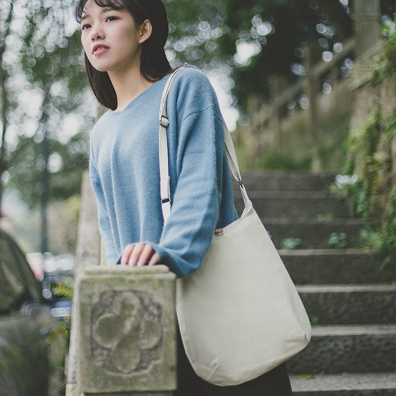 Túi tote canvas với thân túi hình chữ nhật bầu tròn các góc, có dạng như một cái bọc