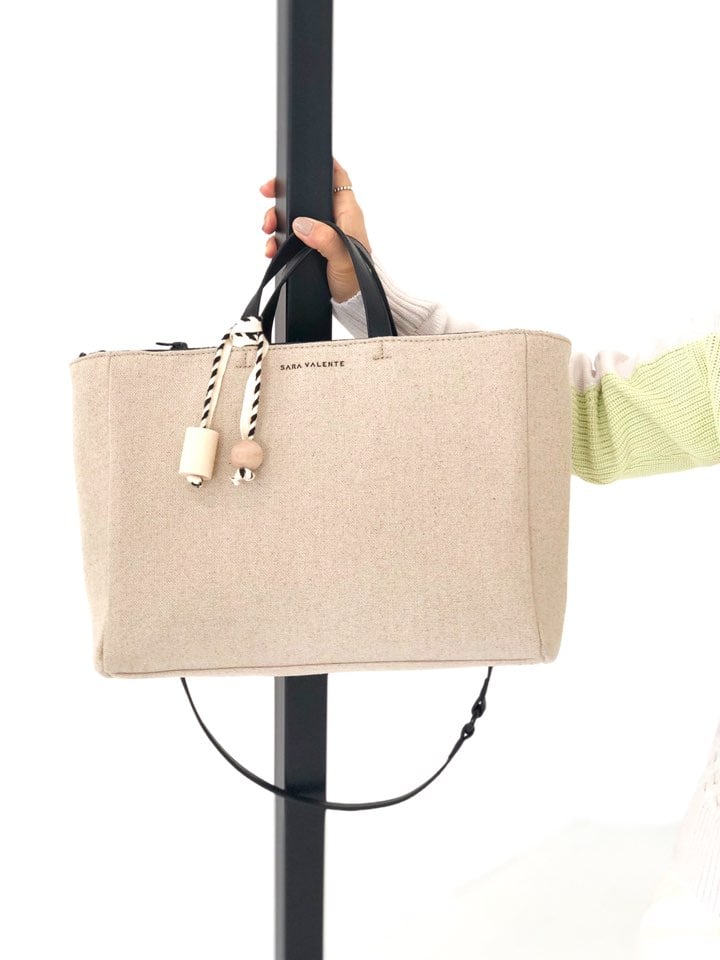 Một chiếc túi vải canvas với thiết kế đơn giản tạo nên một phong cách thời trang tinh tế, sang trọng và không bao giờ “lỗi mốt”