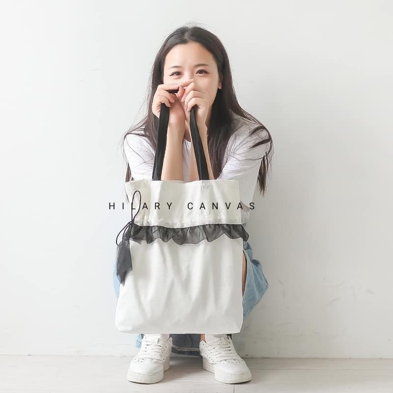 Tote bằng vải canvas phối kiểu dễ thương được đánh giá là một trong những túi xách hữu ích mà bạn cần phải có.