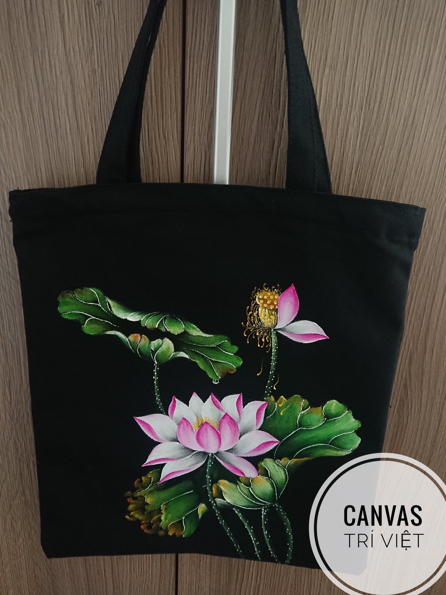 Tự tin khoe cá tính với túi canvas tự vẽ tay "không đụng hàng" thời trang, giá rẻ tại Trí Việt